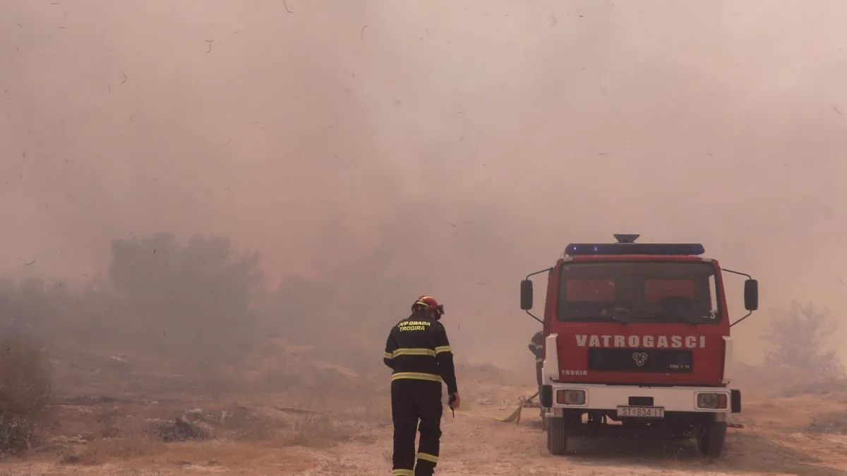 Opet gori kod Trogira: Vatra planula uz prugu, nagađa se o uzroku
