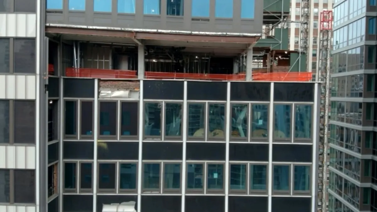 Popustila konstrukcija nebodera na Manhattanu, ulicu zasule cigle: 'Zgrada se i dalje pomiče'