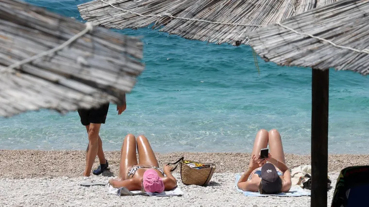 Ova je plaža pravi hit! Gosti se skupili i nastao je pravi mravinjak, sve vrvi od kupača