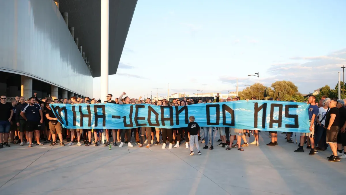 Navijači Osijeka održali prosvjed ispred Opus Arene u znak podrške legendi kluba