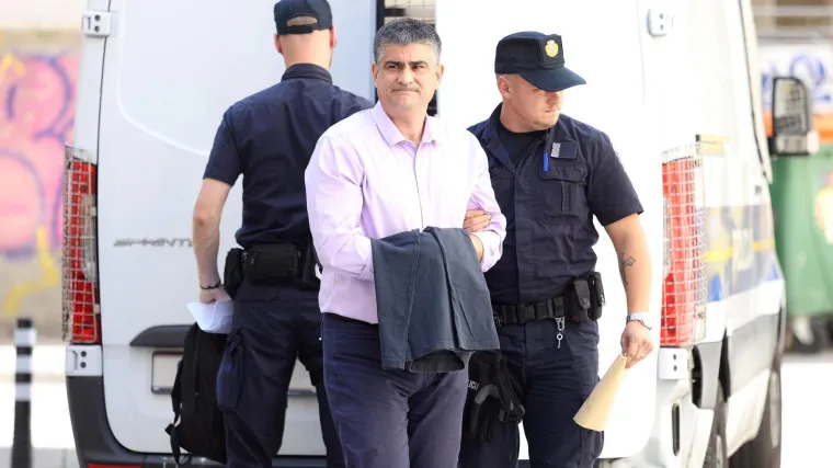 Uhićeni gradonačelnik stigao na ispitivanje: Pogledajte kako je iza&scaron;ao iz marice