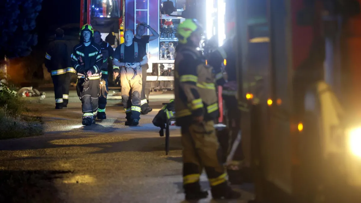 Noćna drama u Sesvetama: Izgorjelo 10 automobila, vatra zahvatila i brod