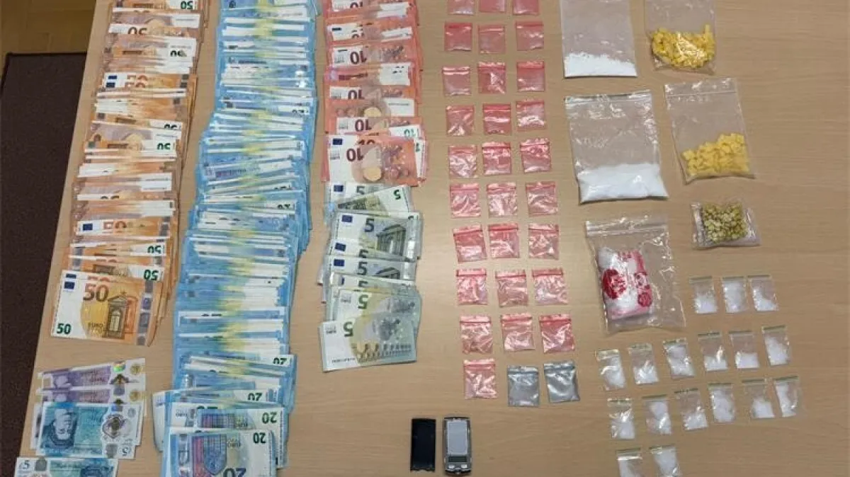 Policija upala u apartman u Tisnom: Sve su ovo našli i uhitili Britanca