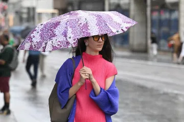 Svi su gledali u nju: Ljepotica u rozom zasjenila Trg i svojim stilom prkosila ljetnoj kiši
