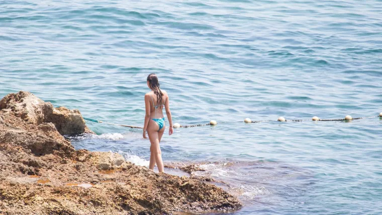 Toplo vrijeme izmamilo ljepotice na plažu: Pogledajte prizore iz Dubrovnika
