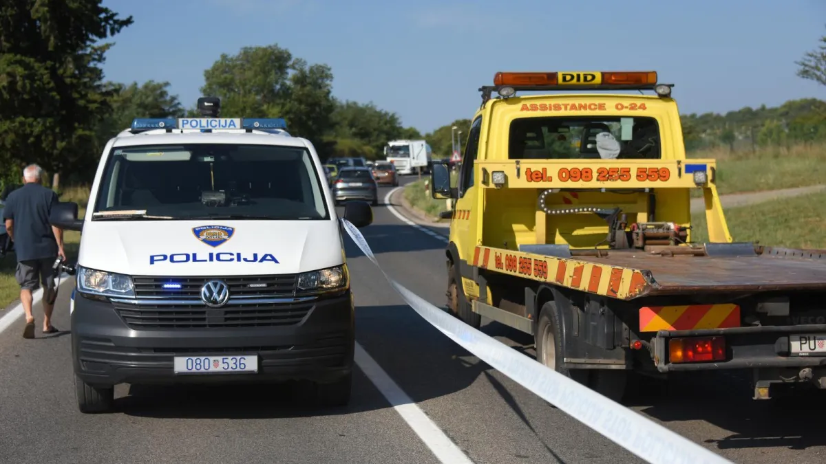 Maloljetnik poginuo u teškoj nesreći, automobil završio na krovu