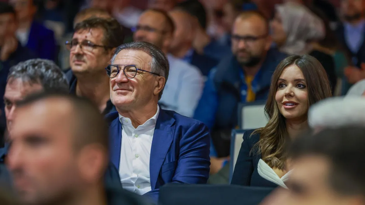 Zdravko Mamić objavio fotografiju s 27 godina mlađom Jelenom, prsten odmah privukao pažnju