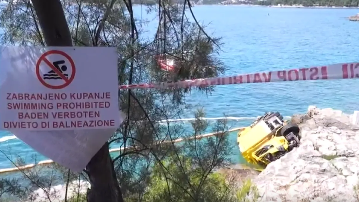 Kamion pun komunalnog otpada završio u moru u Istri! 'Svi su skupljali smeće'