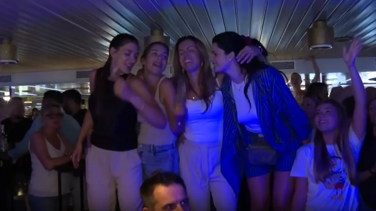 Obožavatelji preplavili trajekt prema Vela Luci u čast Oliveru: 'Voljet ćemo ga do smrti'