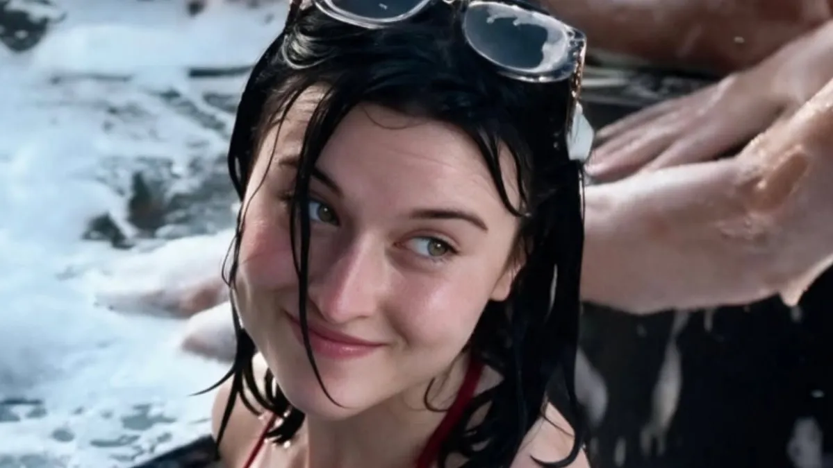 Oglasila se djevojka u crvenom bikiniju, šarmerica čiji je video skupio preko 100 milijuna pregleda!