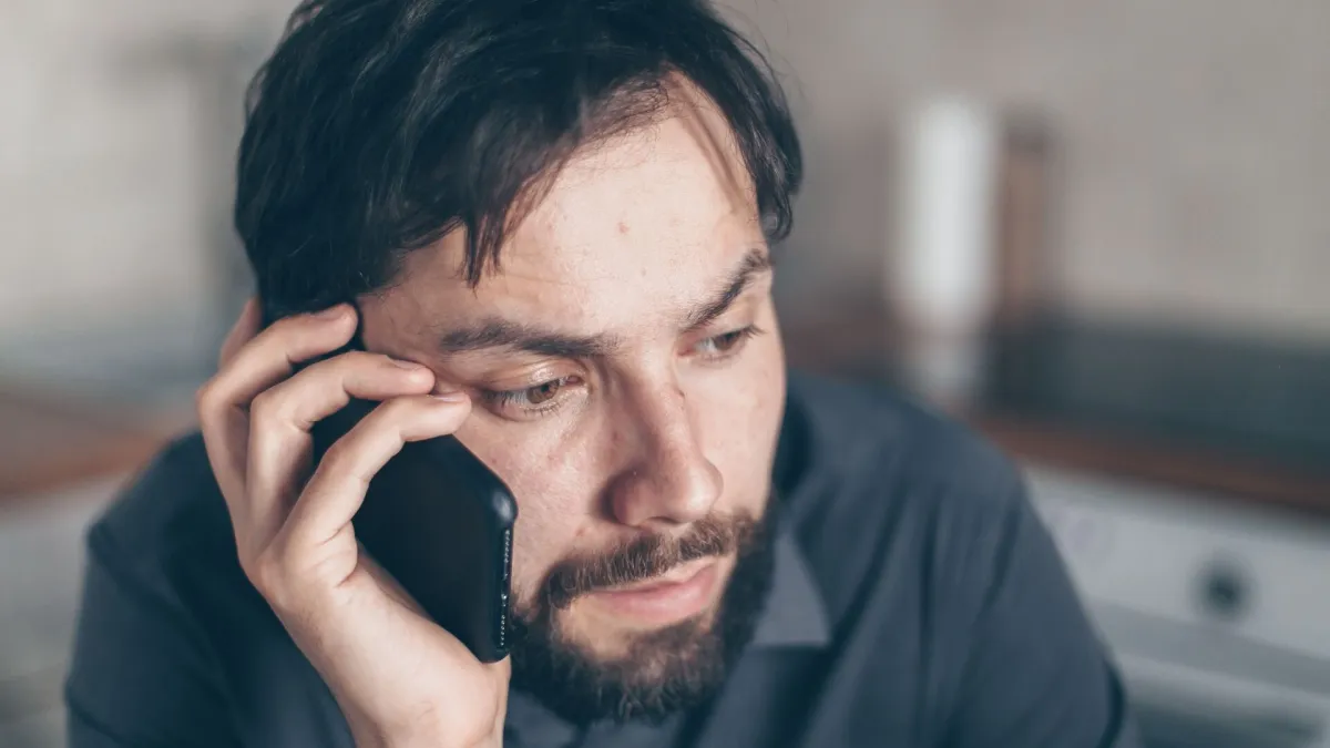 Prvi dan na poslu dobio je otkaz telefonskim razgovorom dugim 47 sekundi. Sada traži odštetu