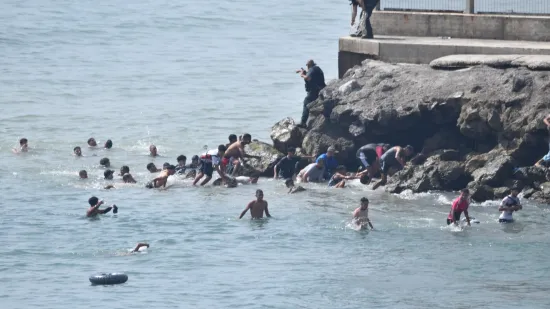 Drama na granici: Tisuće migranata masovno ulazi s mora, &scaron;ire se snimke