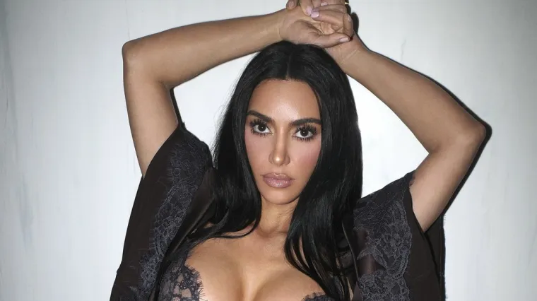Kim Kardashian obožava pozirati polugola i pokazivati obline: Ma tko joj može odoljeti?