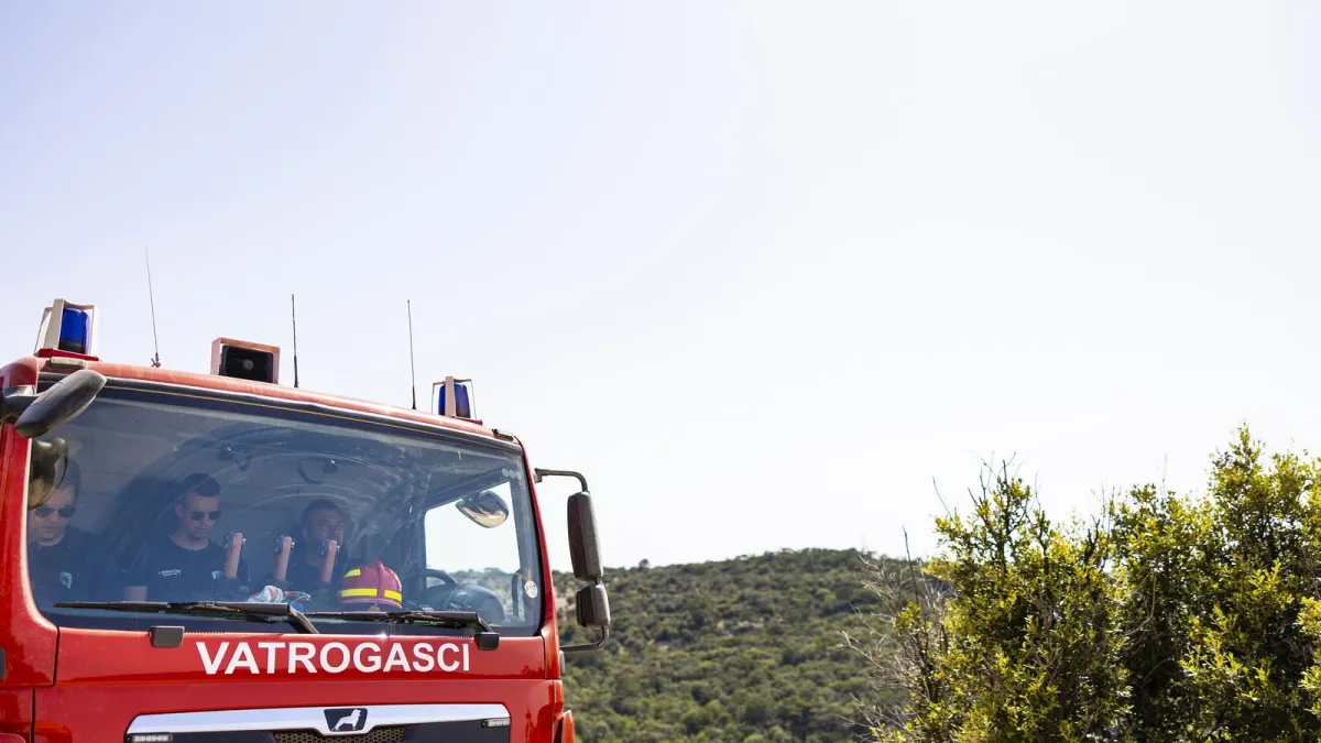 Požar na odlagalištu komunalnog otpada na Braču i dalje aktivan, kod Dalja ozlijeđena osoba