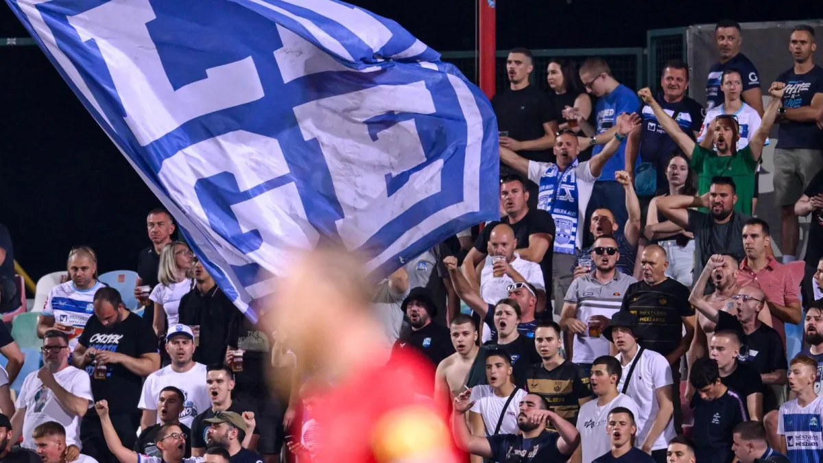 Plavuša u ljetnoj haljini stigla na tribinu, a utakmicu više nitko nije ni gledao