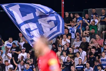 Plavuša u ljetnoj haljini stigla na tribinu, a utakmicu više nitko nije ni gledao