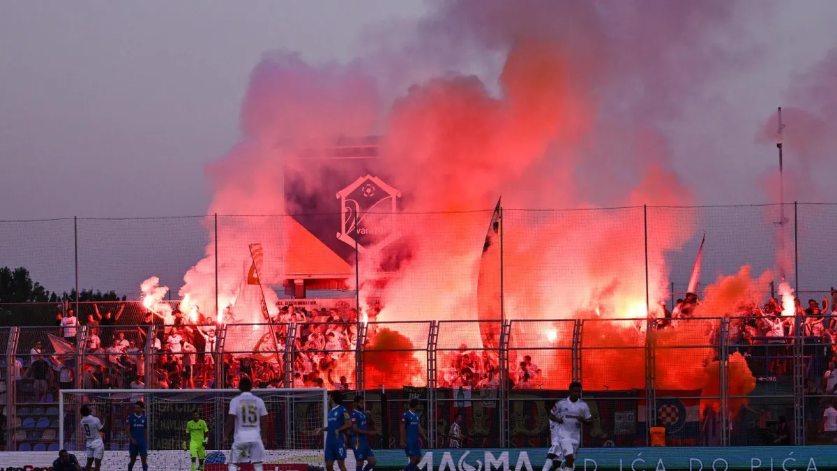 Strašne scene iz Varaždina: Pogledajte kako je Torcida zapalila tribinu i žestoko izvrijeđala Dalića