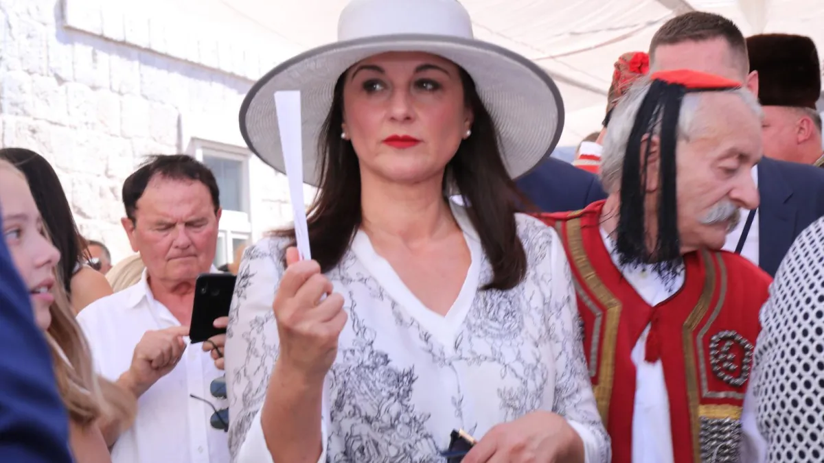 Veliki šeširi, upečatljive haljine i elegancija: Ovo su najbolja ljetna izdanja Sanje Milanović