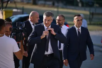 Državni i vojni vrh u Kninu: Pogledajte tko je sve došao na proslavu Oluje