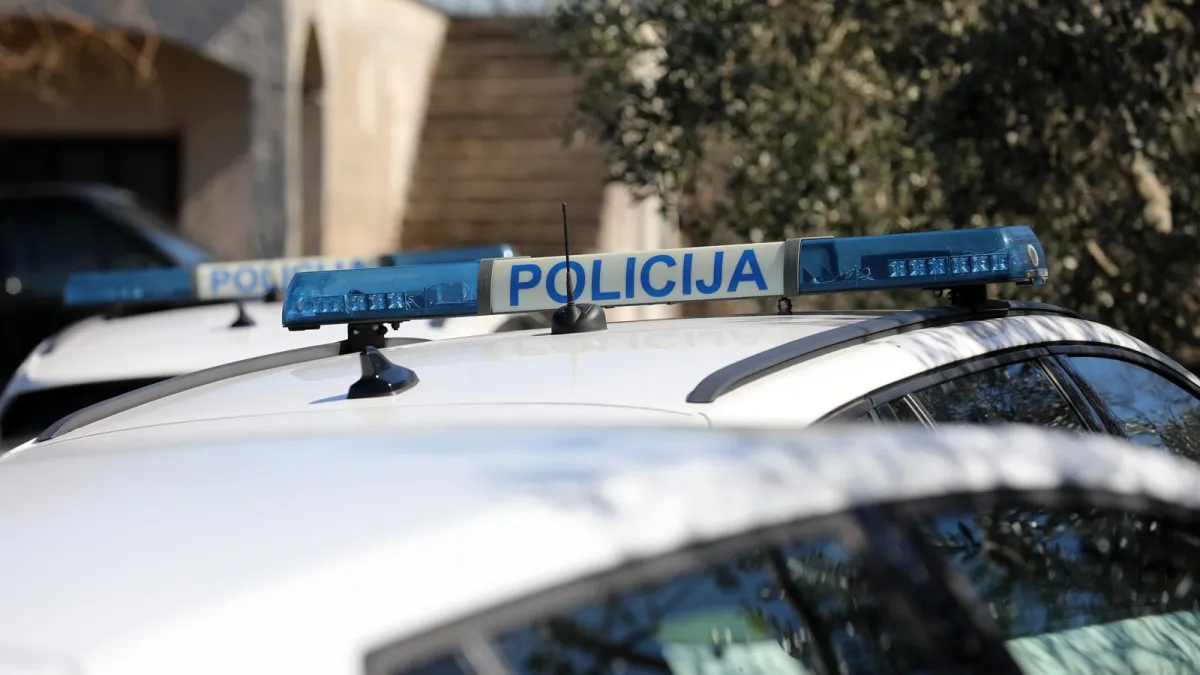 Galamili i lupali po autu, u vozilu bilo i dijete: S prijavom policije završio i načelnik općine?
