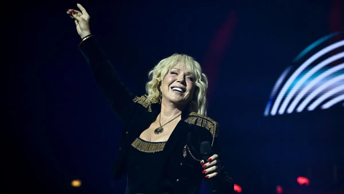 Lepa Brena opet pala na pozornici: Snimka je postala hit, a detalj svi komentiraju