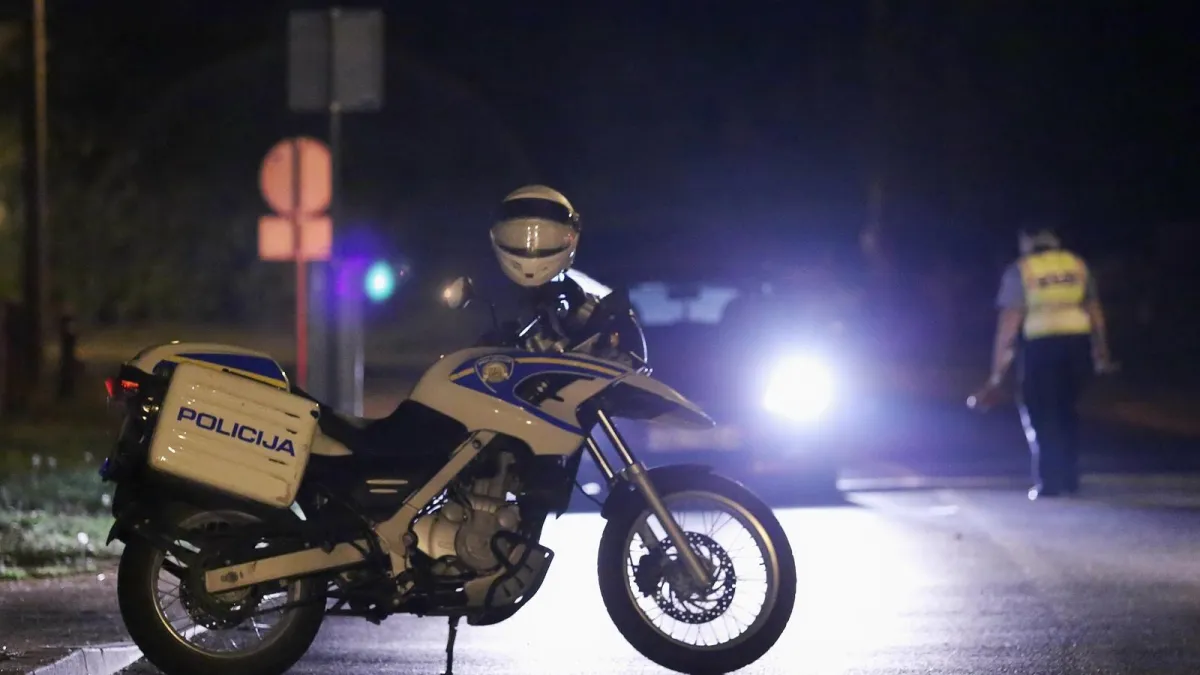 Skretao preko pune crte pa se zabio u motocikl! Teško ozlijeđen čovjek