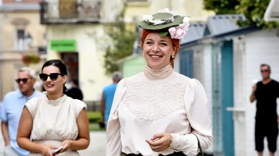Kakav retro &scaron;arm: Pogledajte mladu damu u baroknoj kombinaciji, već je spremna za &Scaron;pancirfest