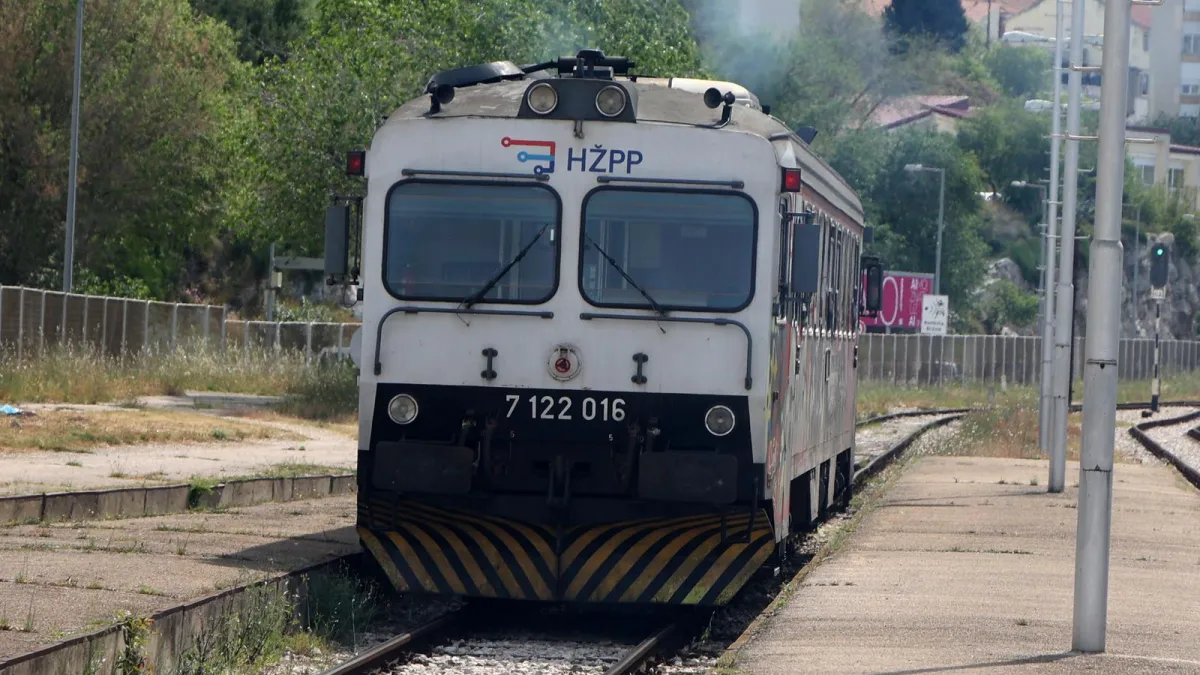 Izbjegnuta nova tragedija! Vlak prošao kroz crveno svjetlo i umalo se sudario s drugim