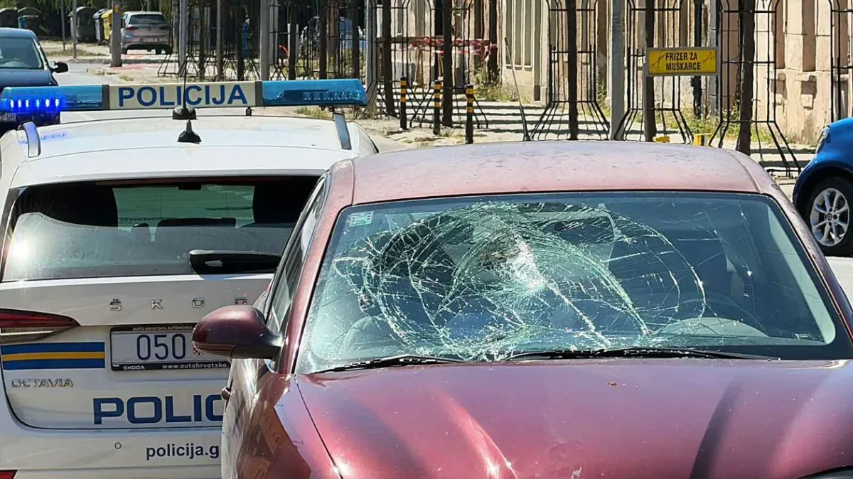 Automobil naletio na pješakinju, staklo popucalo na automobilu: Imamo slike