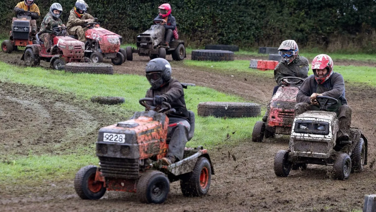 Dok se čeka nastavak F1 sezone, u Velikoj Britaniji se utrkuju kosilicama