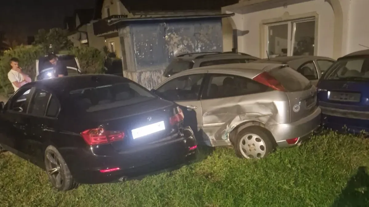 Pravi krš i lom kod Karlovca: BMW u noći izletio s ceste pa pokosio automobile u dvorištu kuće