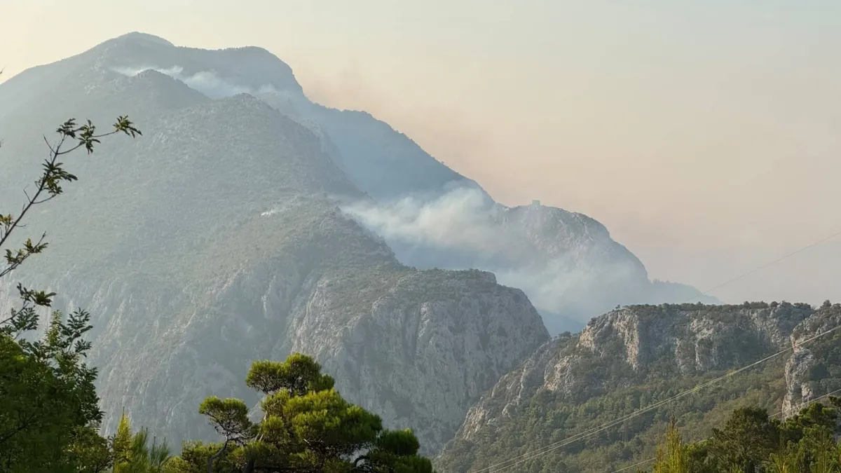 Ovo je pogled na Omiš nakon besane noći: Angažirano 286 vatrogasaca