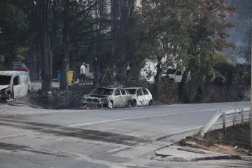 Ovako Omiš izgleda jutros: Sve je spaljeno, pogledajte izgorjele automobile i ogromnu štetu