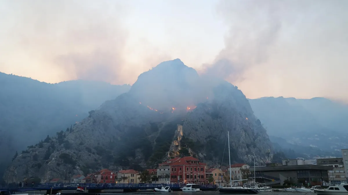Simbol otpora: Tvrđava koja je stoljećima branila Omiš noćas se borila s plamenom