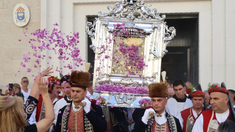 Velika je Gospa: Pogledajte procesiju u sinjskom sveti&scaron;tu, Alkari nose sliku Bogorodice