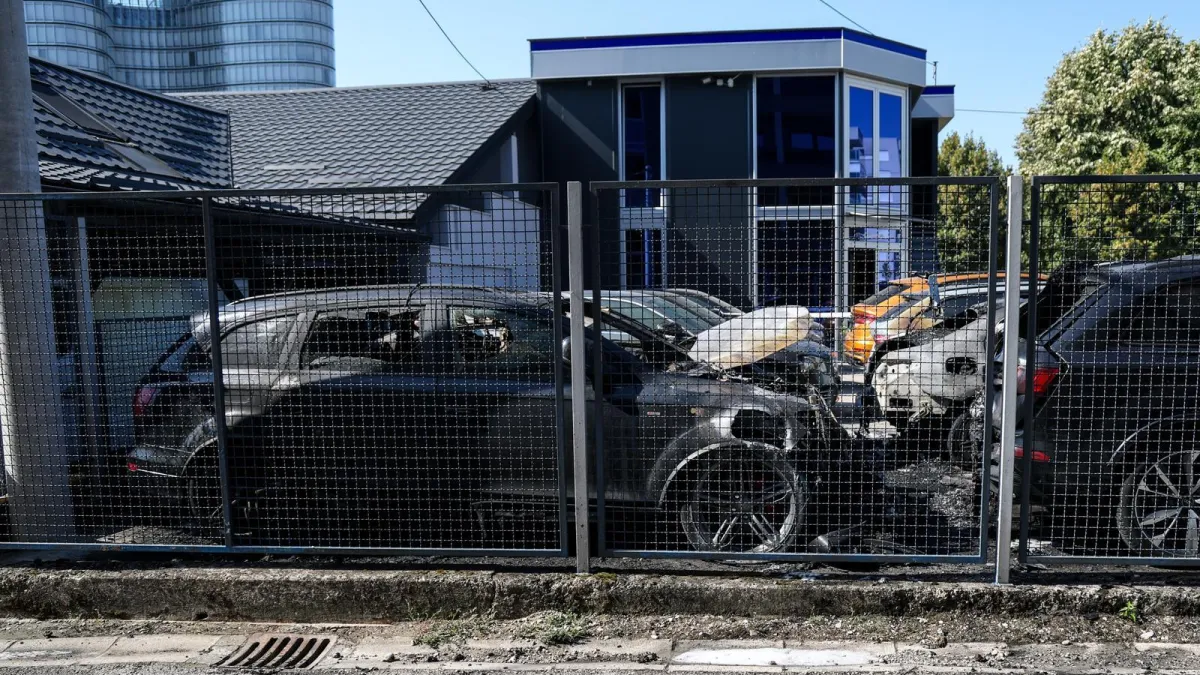 Dva Audija, dva Mercedesa, Škoda i BMW: Svi su planuli noćas u dvorištu zagrebačkog autosalona