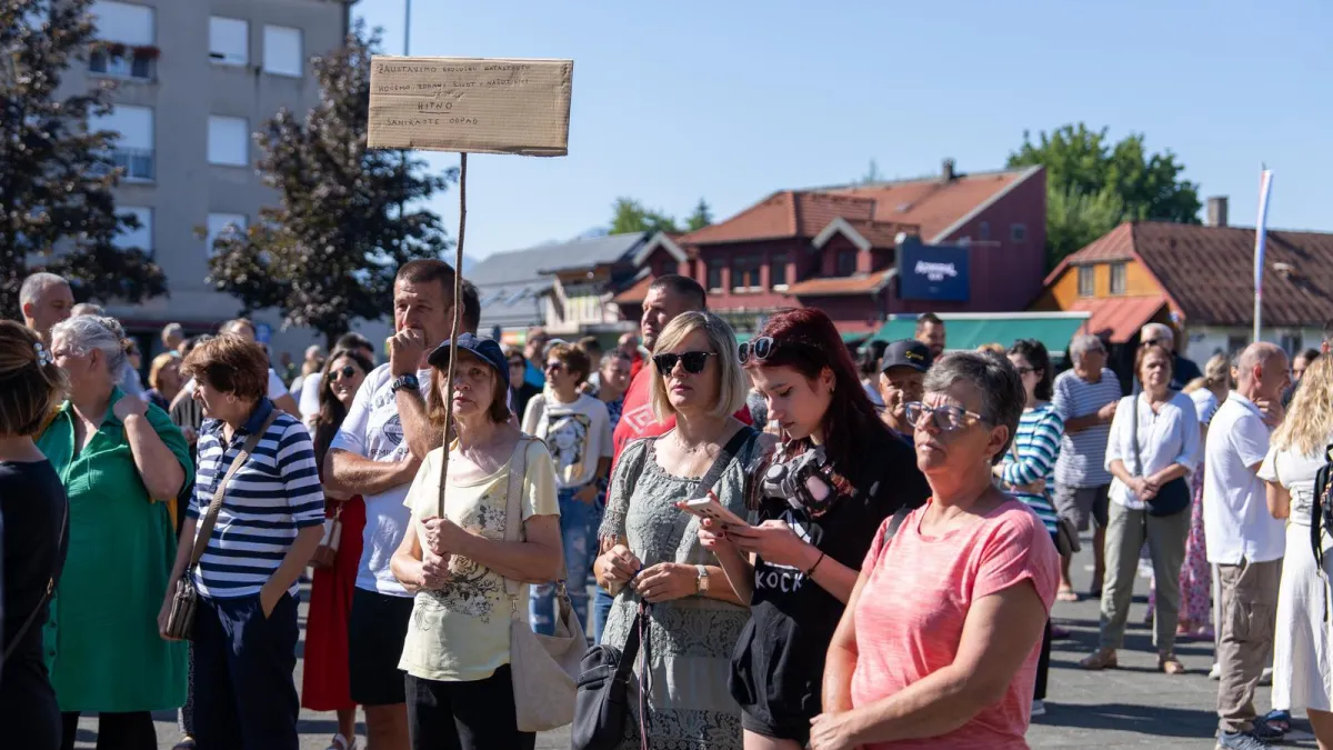 Stotine građana na ulicama Gospića, stigli i političari: 'Ovo je zločin protiv čovječanstva!'