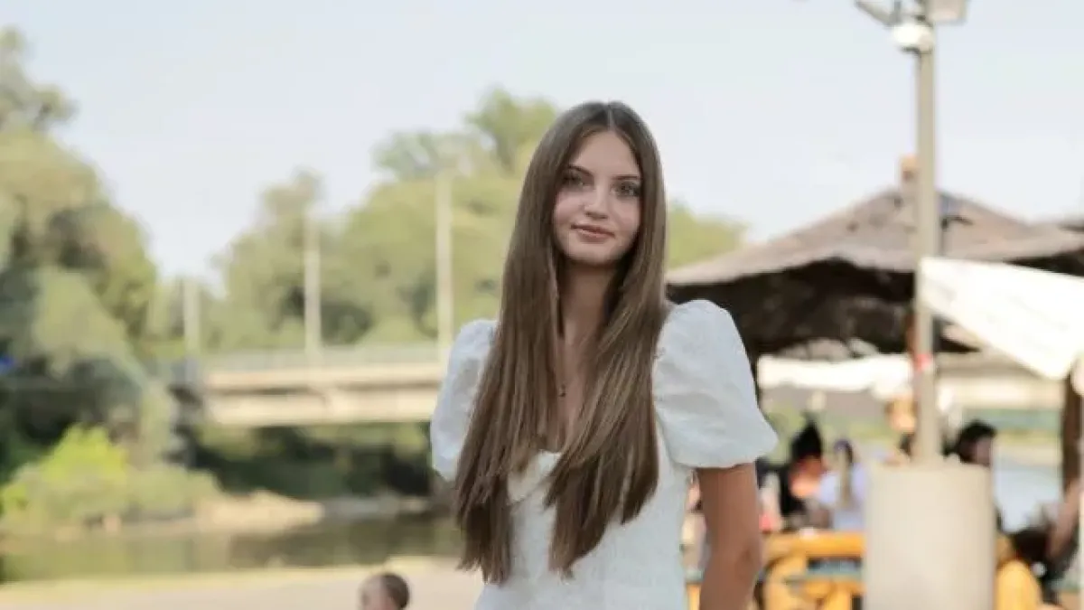 Brineta u bijeloj haljini i s kosom do struka privukla je sve poglede uz Muru