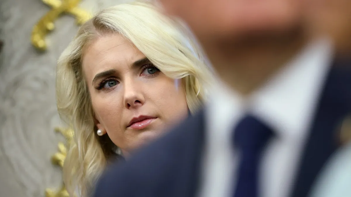 Postoji li između njih nešto više? Evo tko je djevojka opsjednuta 45 godina starijim Trumpom