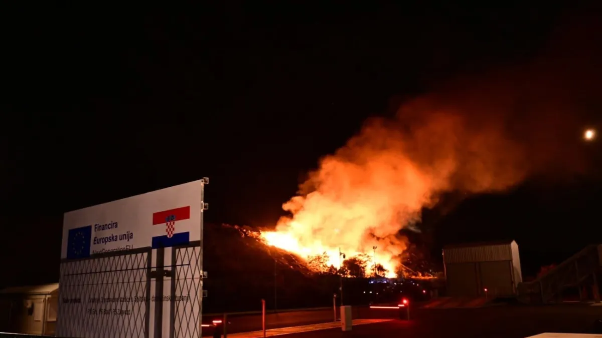 Vatrogasci se bore s vatrom na odlagalištu Mojanka