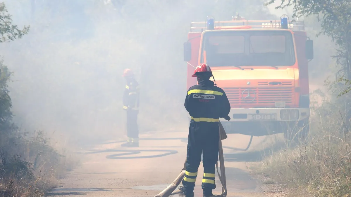 DORH: Određen pritvor za troje kanadskih državljana zbog požara kod Drniša