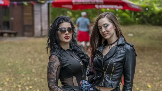 Koža, čipka i vruće hlačice: Atraktivne rokerice mamile poglede na karlovačkoj gitarijadi