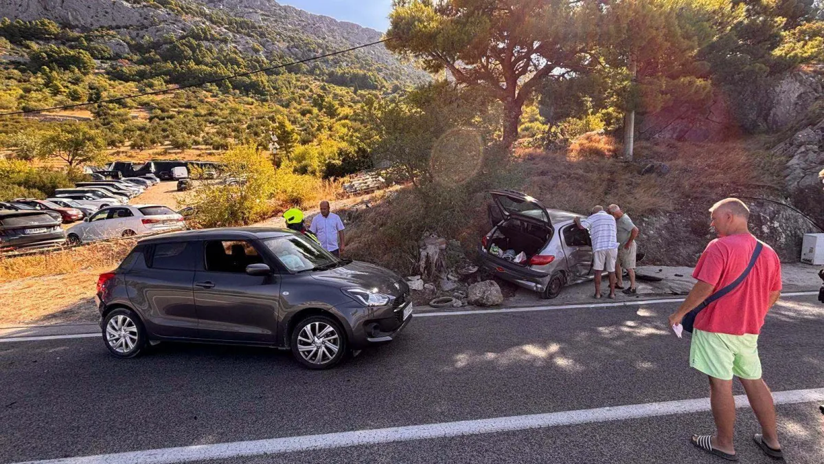 Teška nesreća u Brelima: Ozlijeđene dvije osobe, vatrogasci jednu izvlačili iz vozila