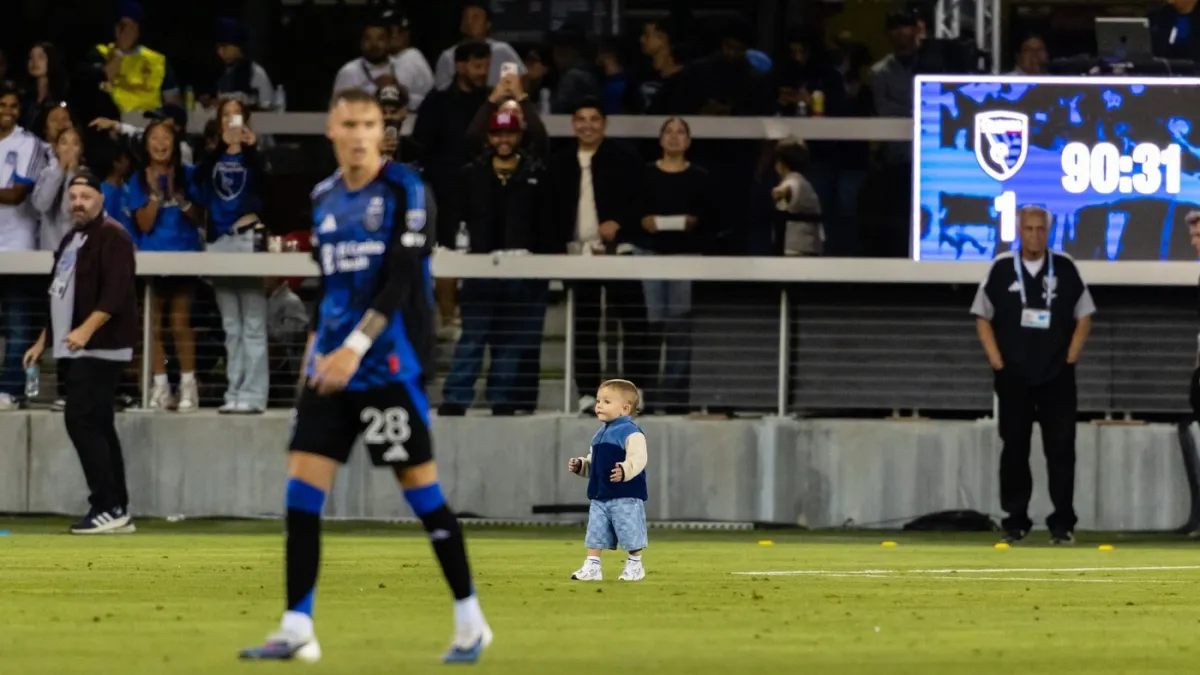 Kakav propust osiguranja! Maleni gost ušetao na travnjak i raznježio cijeli stadion