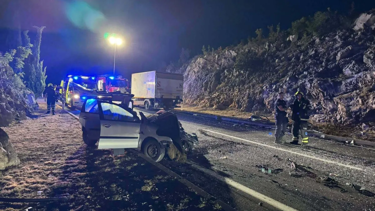 Pijani vozač se zabio u kamion, vatrogasci rezali lim! Dvoje ljudi završilo u bolnici