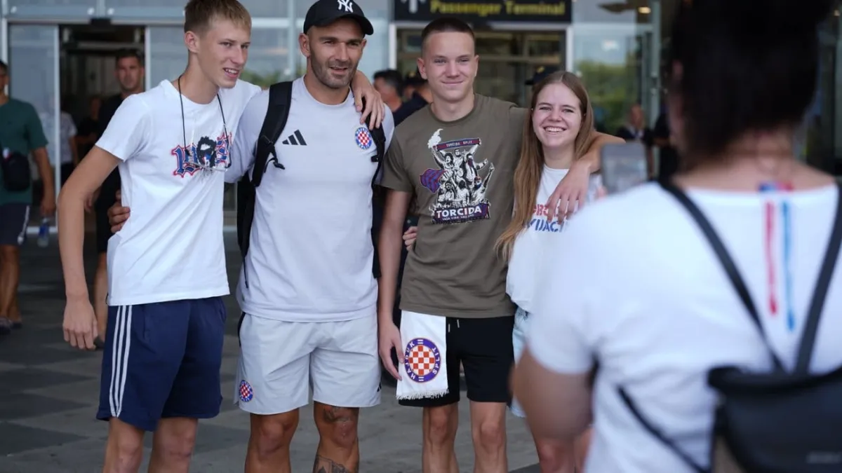 Pogledajte povratak igrača Hajduka u Split, Livaja odmah pohrlio simpatizerima