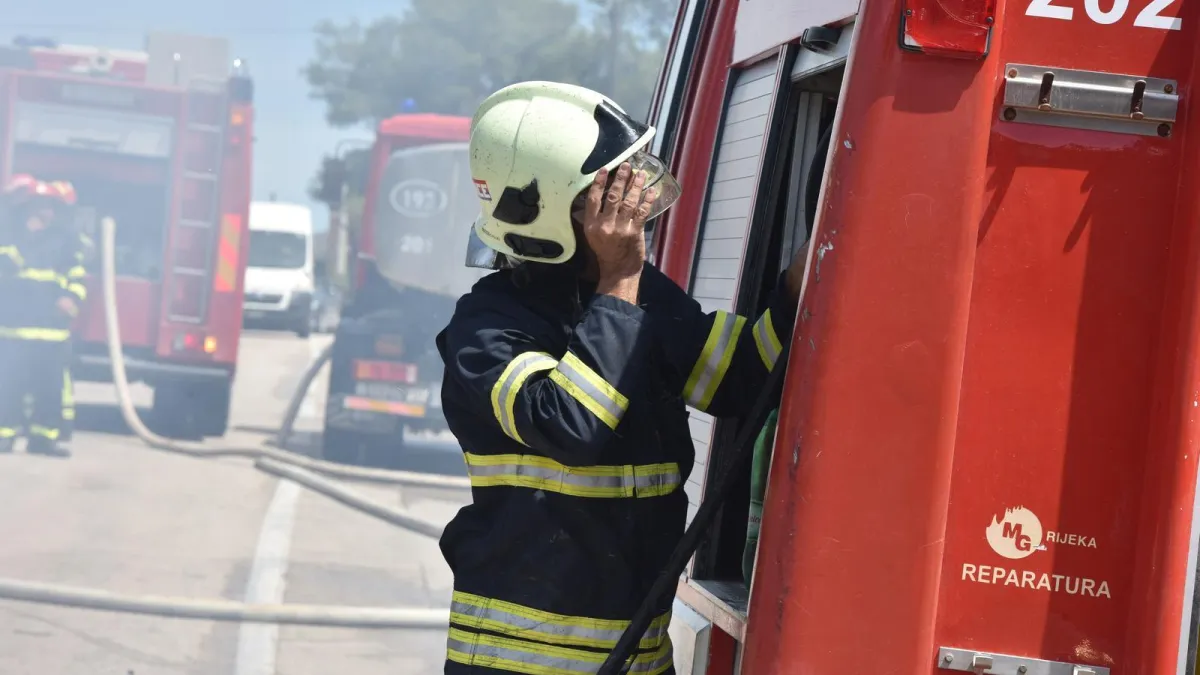 Gorjelo kod Sinja, vatrogasci dežurali cijelu noć: Stradalo je oko sto hektara šume